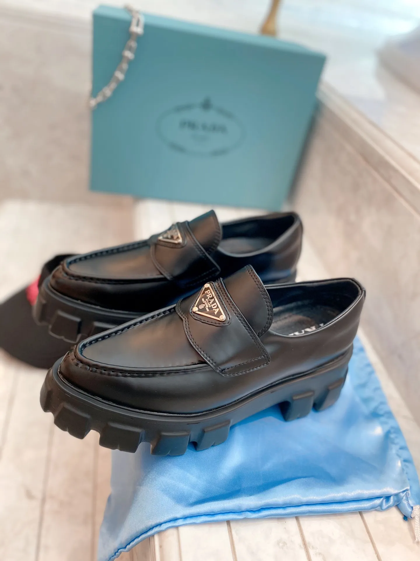 👟👟Ex-factory price P480👟👟 👟👟Ex-factory price PRADA Prada 2021 spring and summer upgraded version of triangular logo loafers. Compared with last year's old loafers, the triangle logo of this one has been changed to silver, and a gear print design has been added to the welt. It feels more delicate and fashionable! The thick-soled design can add a lot of height to your feet!  Purchase the original, disassemble and reproduce it to restore the authentic taste. The top purchasing version!  qThe upper is made of original open-edge beaded cowhide, which is super textured. The lining is made of top-grade mixed sheepskin. z👟👟Ex-factory price: P molded outsole, non-slip and wear-resistant, code number 35-41